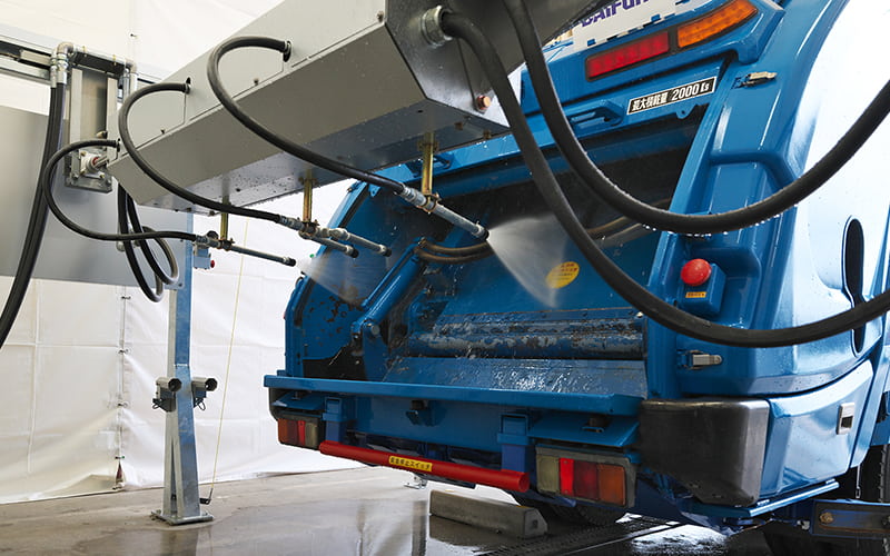 投入口を洗浄する様子