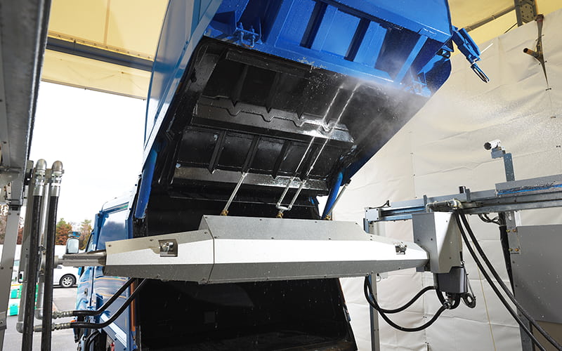 洗いにくいホッパー裏も高圧水でしっかり洗浄