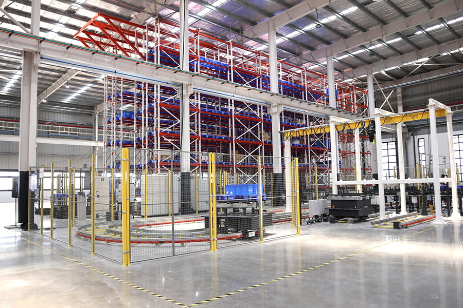 工場には自動倉庫などの自動化システムを導入
