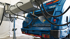 ごみ収集車用の内部洗浄装置の様子