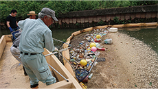 プラスチックごみを含むマクロ漂流ごみの調査・回収の様子