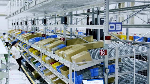 Gravity rack with pick-to-light