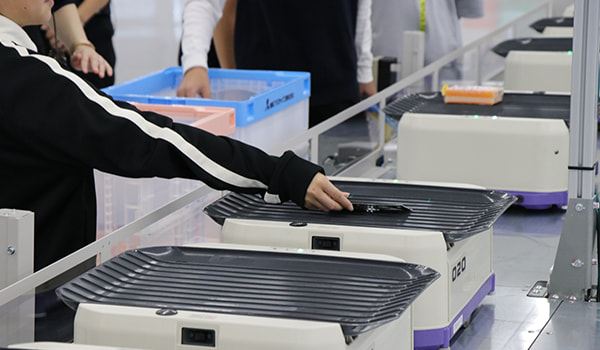 Loading products onto sorting robots