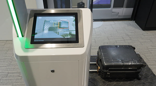 Staff can easily review detected problems on the touch display.