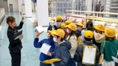 日に新た館の社会科見学の様子