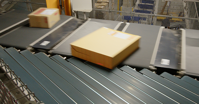 高速仕分けシステム「クロスベルトソーター」